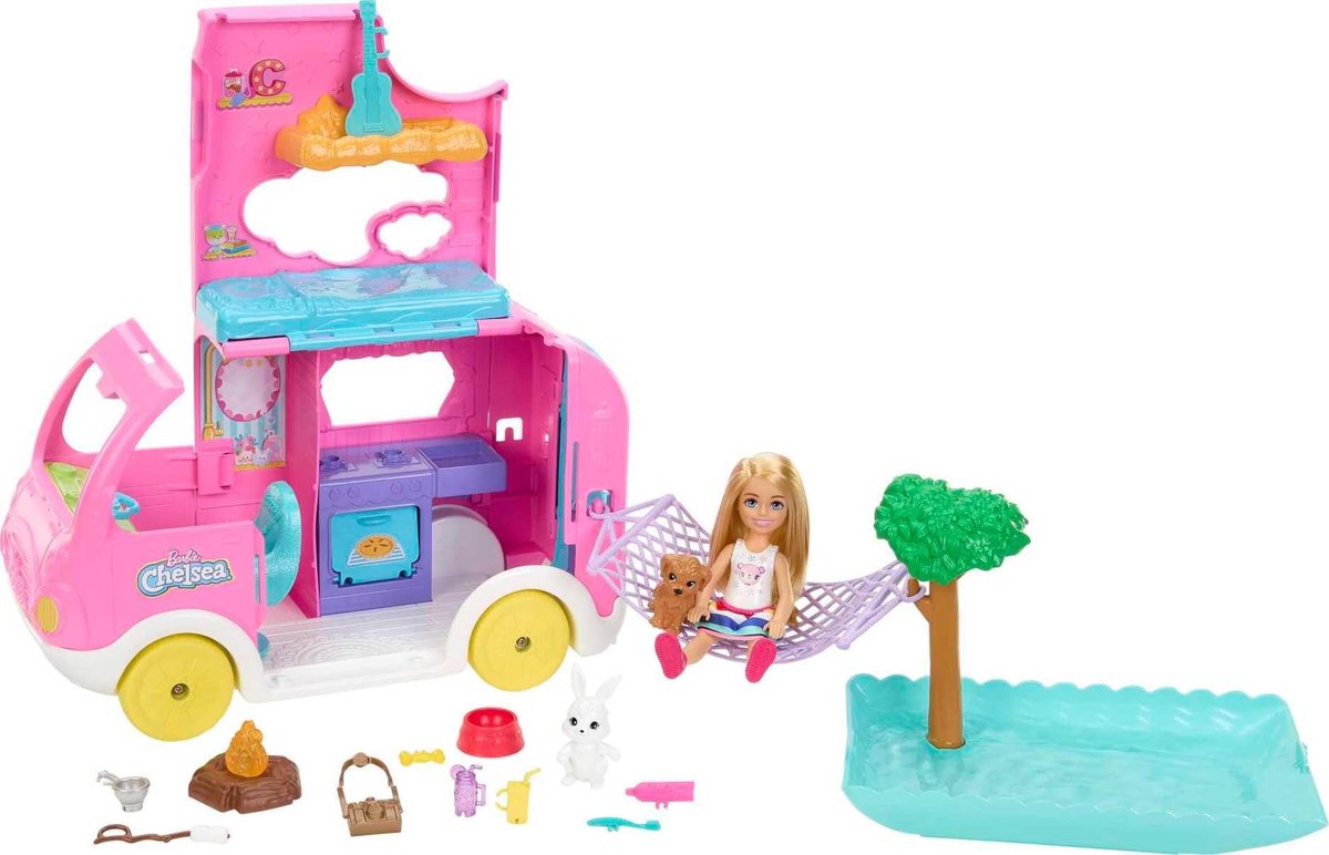 Barbie Chelsea'nin Yeni Karavanı, Chelsea bebek, 2 hayvan figürü ve 15 aksesuar içerir, araç kamp al