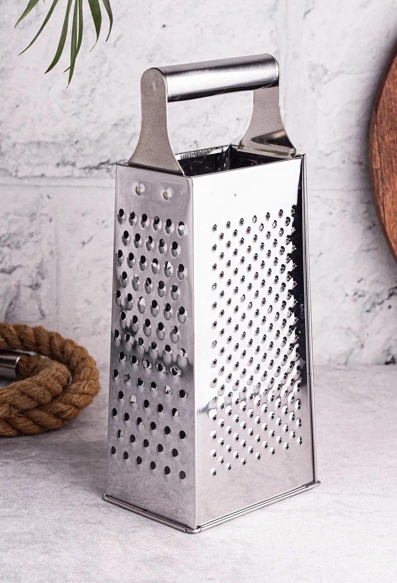 Busstier Metal Rende, Paslanmaz Çelik, Çok Amaçlı ve Dayanıklı Tasarım, Sebze, Peynir ve Meyve Rendesi, Ergonomik Saplı, Kolay Temizlenebilir, Mutfak için Pratik ve Şık