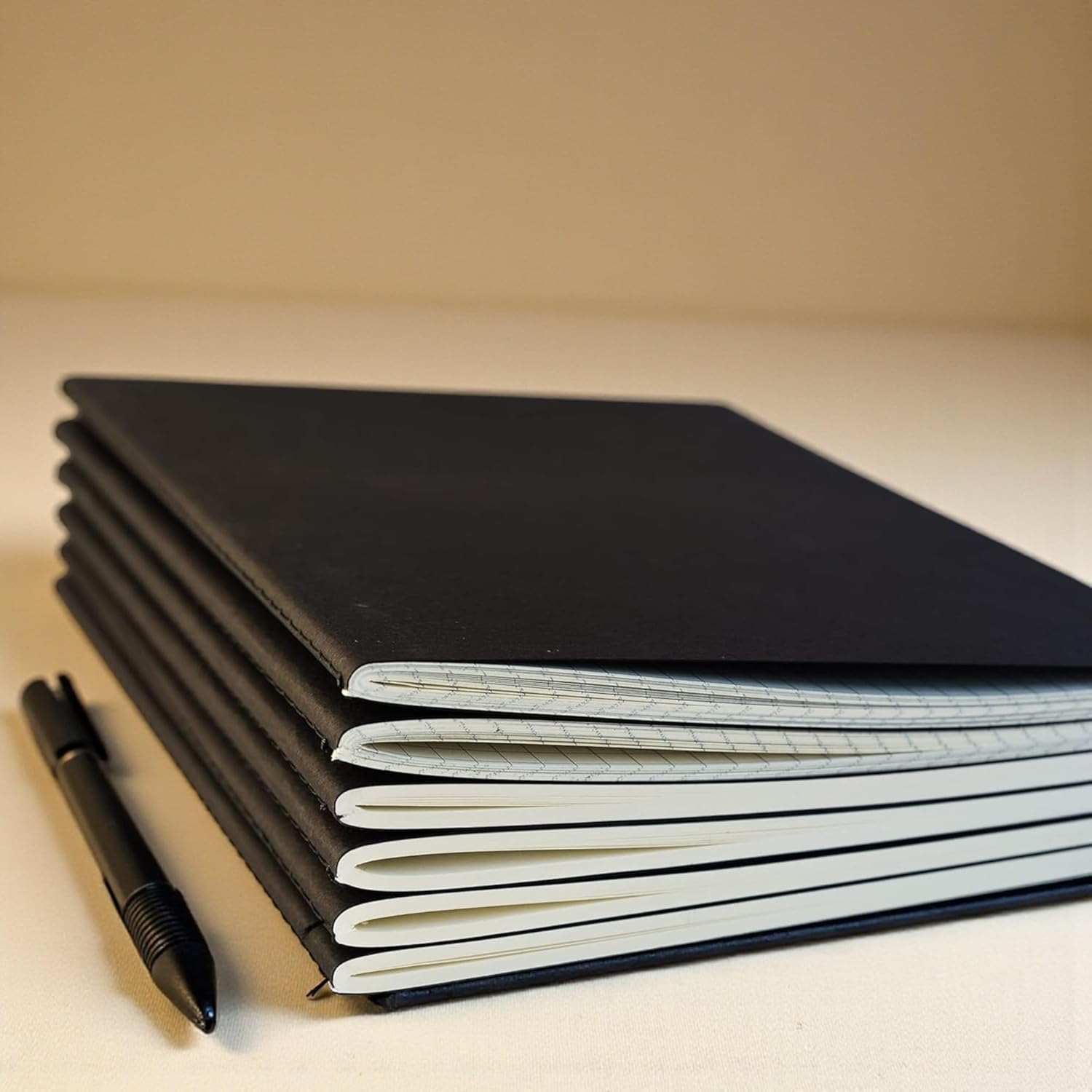 Fark Tanıtım 4 Adet Kareli Terzi Dikişli Not Defteri, A5 Boyut, 40 Yaprak Planlama, Ofis İçin İdeal (Siyah Kapak Tasarımı)