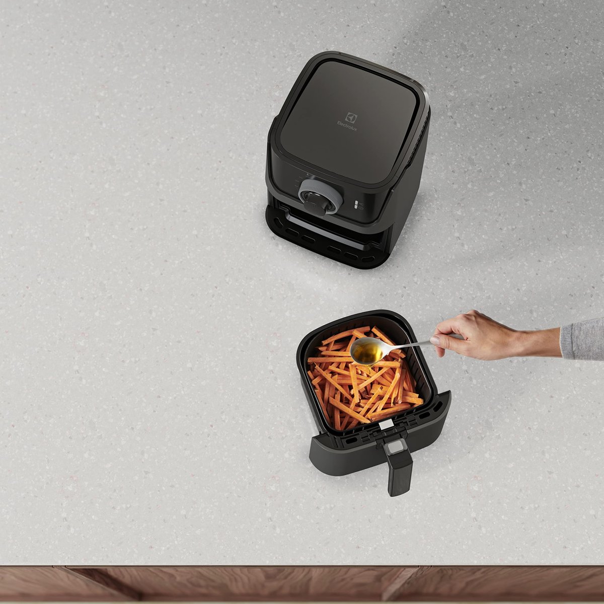 Electrolux E5AF1-4GB Create 5 Airfryer Granit Siyah 3.5 Litre Sepet Kapasiteli, 2.5 Litre Kızartma Kapasiteli, 1350W, 60 Dakikalık Zamanlayıcılı