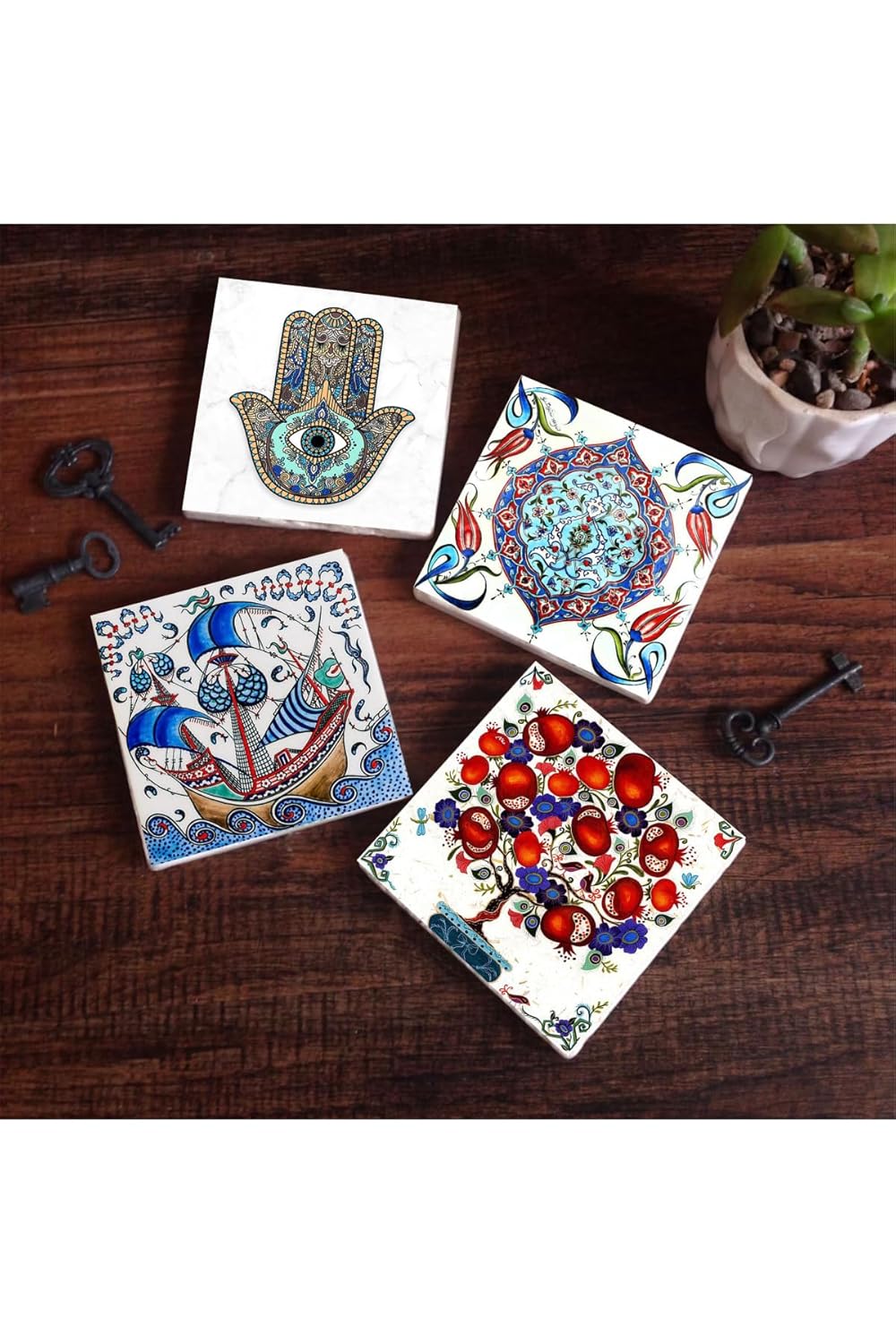 Pinecone Stone Çini Sanatı, Yelkenli Gemi, Nar Ağacı, Fatma Ana Eli (Hamsa) Taş Bardak Altlığı Seti - 4 Parça - Dekoratif, Rustik Mutfak Aksesuarı, 10x10 cm, Kaydırmaz Tabanlı, Şık ve Dayanıklı SC201