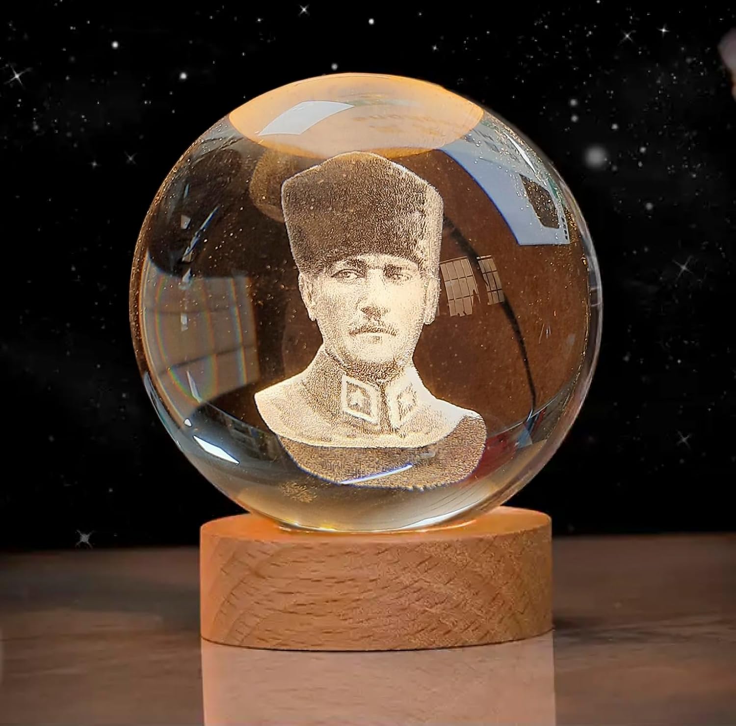 Coverzone Ahşap Standlı Cam Küre Işıklı Göz Yormayan Ulu Önder Atatürk Motifli Masaüstü Aydınlatma Gece Lambası Dekoratif Çocuk Odası Salon Yatak Odası Lamba 6cm x 6cm (Atatürk)
