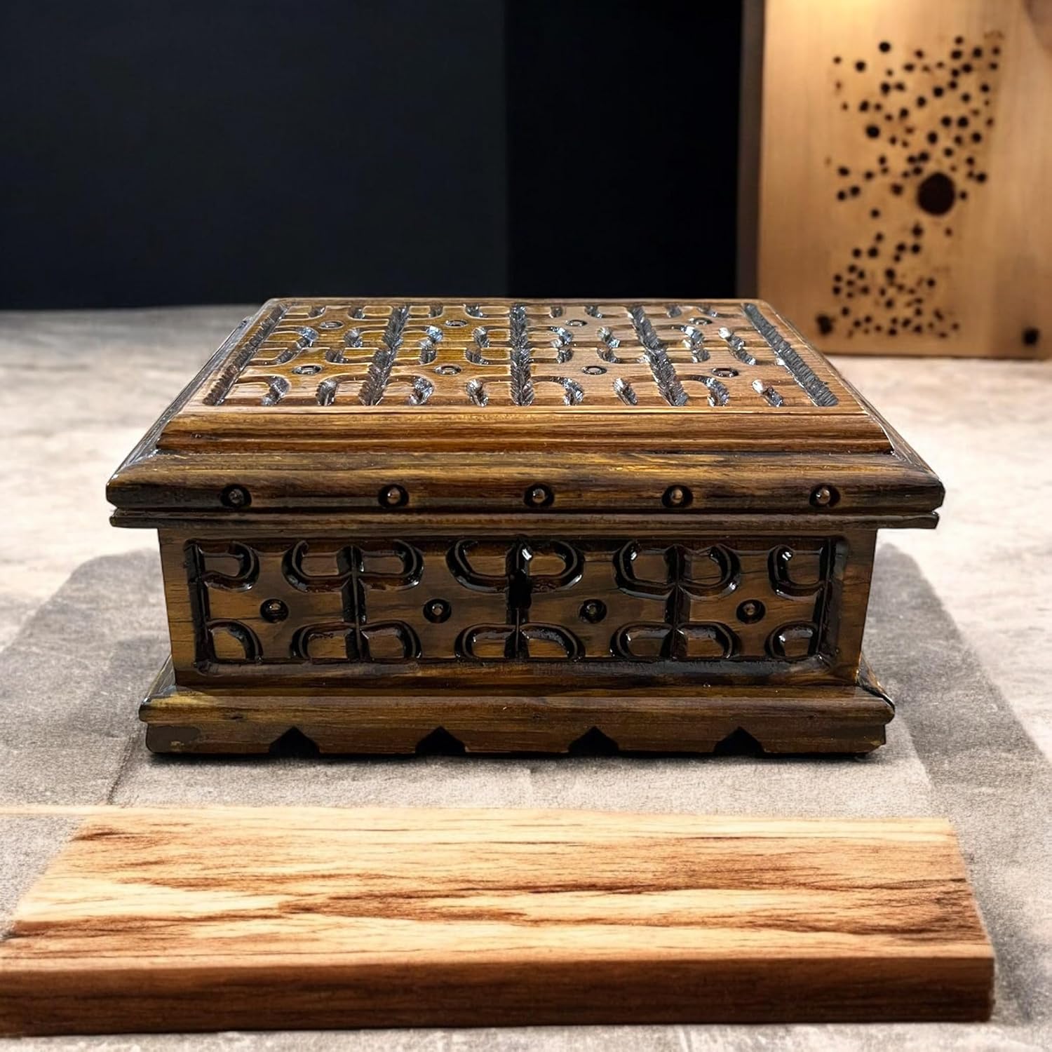 El Yapımı Oyma Ahşap Hediye Kutusu Anaktarlı Kilit – Kırmızı Kadife Kaplamalı Özel Tasarım