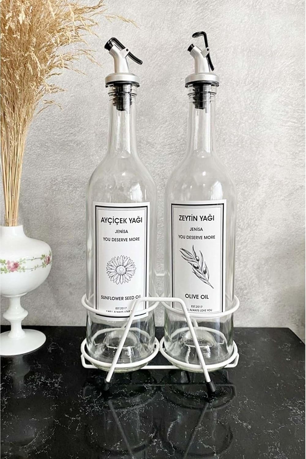 Jenisa Beyaz Standlı Akıtıcılı Şeffaf 750 Ml Beyaz Etiketli Yağlık Yağdanlık