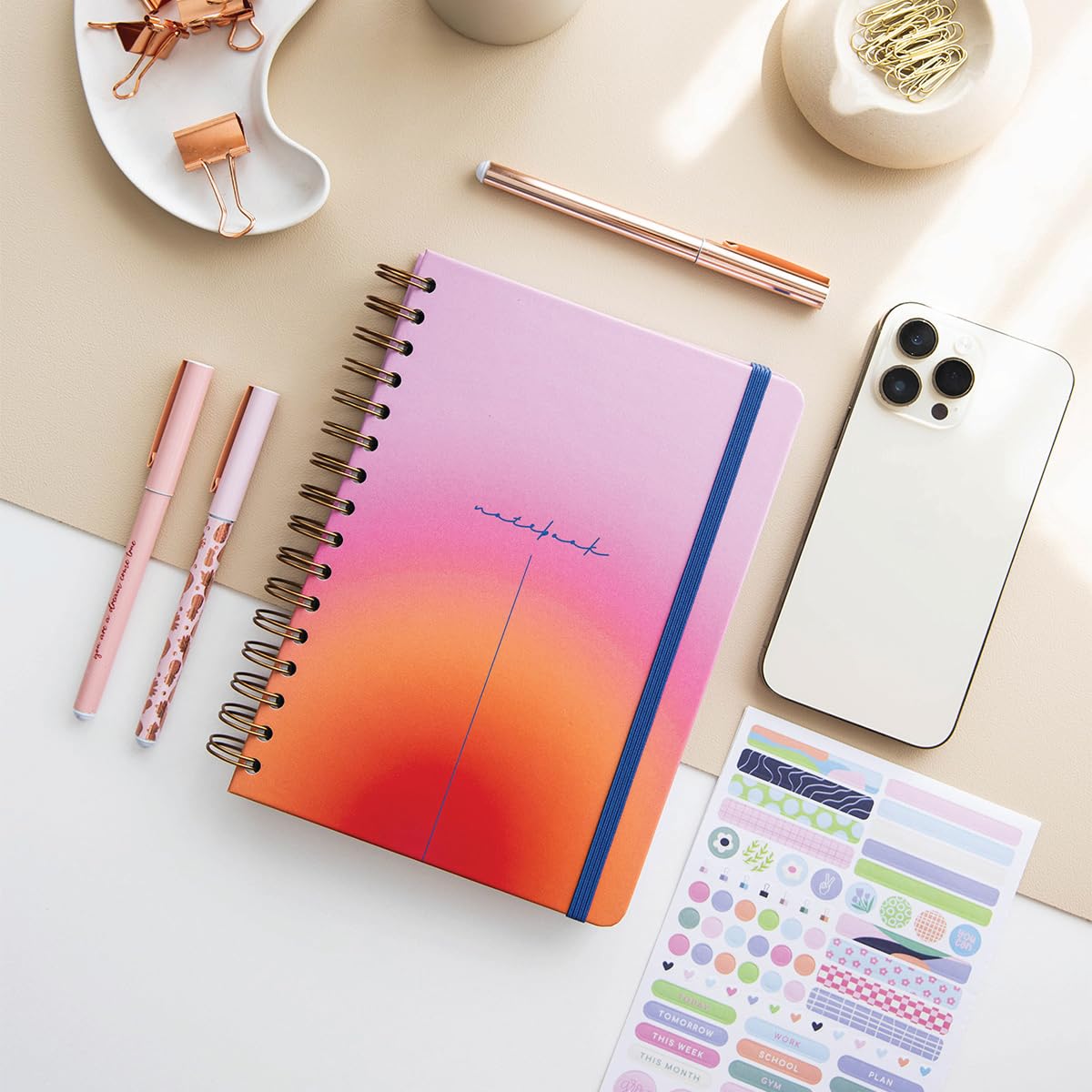 PAPERORA A5 Spiralli Sert Kapak Lastikli Çizgili Tarihsiz Not Defteri Kırmızı Pembe Gradient