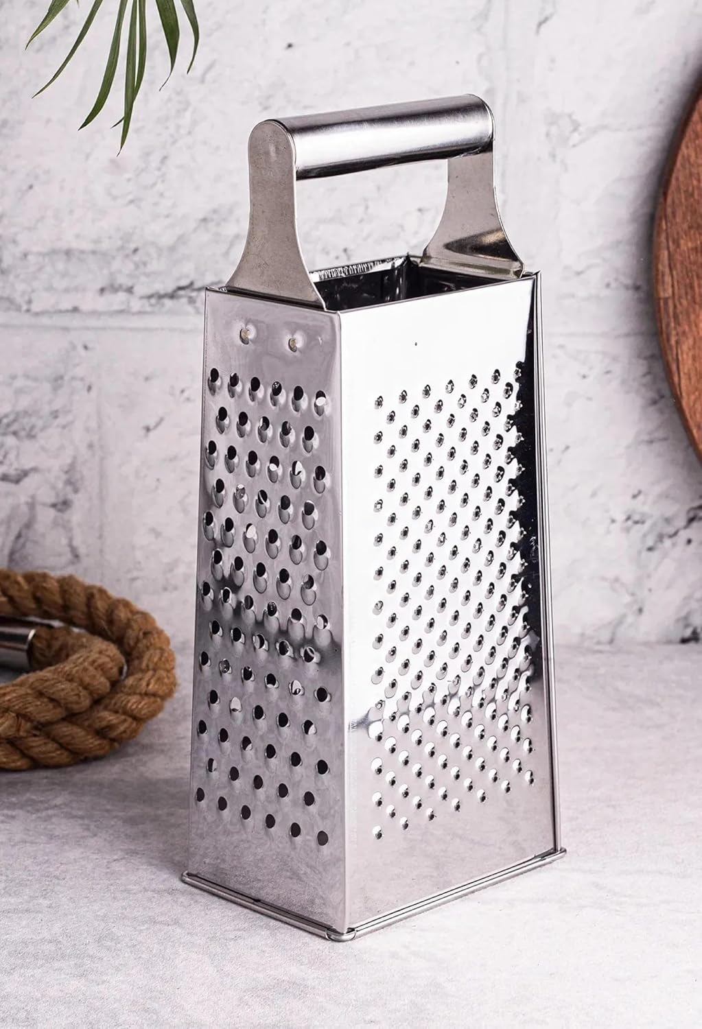 Busstier Metal Rende, Paslanmaz Çelik, Çok Amaçlı ve Dayanıklı Tasarım, Sebze, Peynir ve Meyve Rendesi, Ergonomik Saplı, Kolay Temizlenebilir, Mutfak için Pratik ve Şık