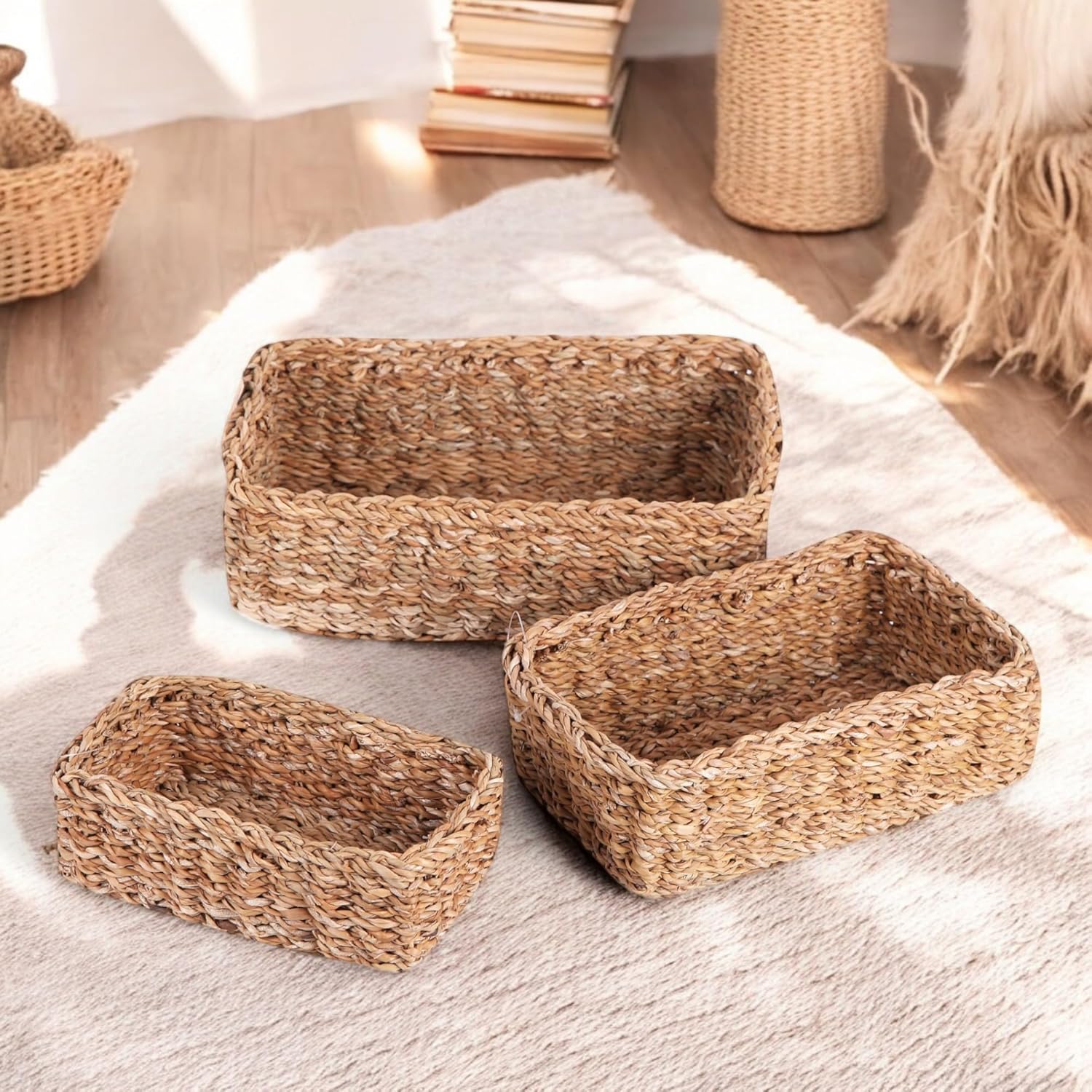 Deconox 3'lü Rustik El Yapımı Doğal Dikdörtgen Hasır Düzenleyici Seti | 3'lü Hasır Dikdörtgen Organizer Seti – Dekoratif, Çok Amaçlı ve Dayanıklı Rattan Sepetler (32x20x12cm – 27x17x10cm – 22x14x8cm)