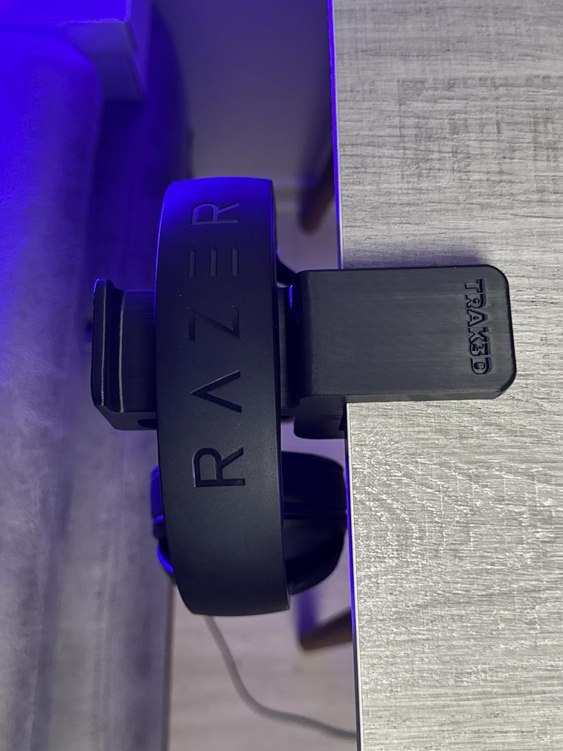 trak3d Premium Siyah Asılabilir Kulaklık Standı – Pro Sağlam V5 Modeli, Kaydırmaz Keçeli, Sağlam Vidalı, Ergonomik Masaüstü Askı, Shadow Edition (Montaj Videosunu İzlemeden Kullanmayın)