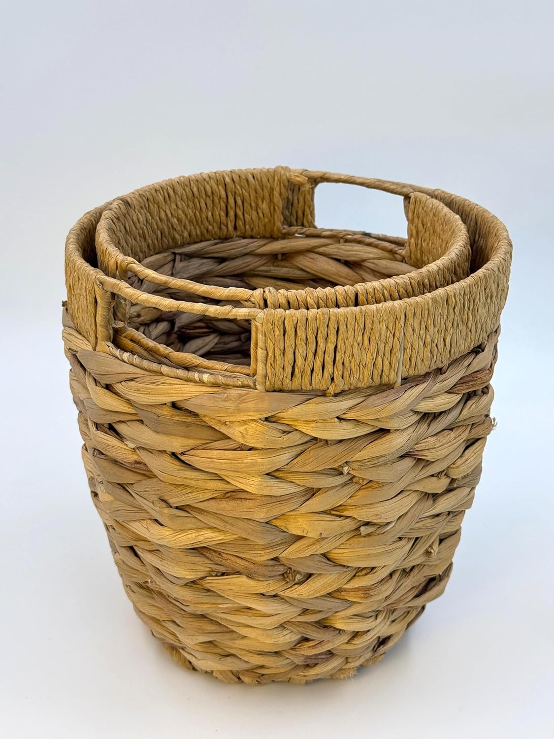 AuraCane 2'li Hasır Saksı Altlığı – Doğal Hasır Saksılık, Dekoratif Saksı Sepeti, El Örgüsü Bitki Saksısı, Şık ve Dayanıklı Çiçeklik, Ev ve Bahçe İçin Estetik Saksı Kılıfı