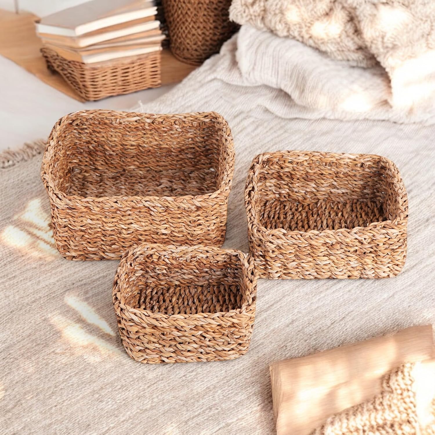 Deconox 3'lü El Yapımı Doğal Kare Rattan Düzenleyici Seti | 3'lü Hasır Kare Organizer Seti – Dekoratif, Çok Amaçlı ve Dayanıklı Rattan Sepetler (26 * 26 * 12cm – 22 * 22 * 10cm – 18 * 18 * 8cm)