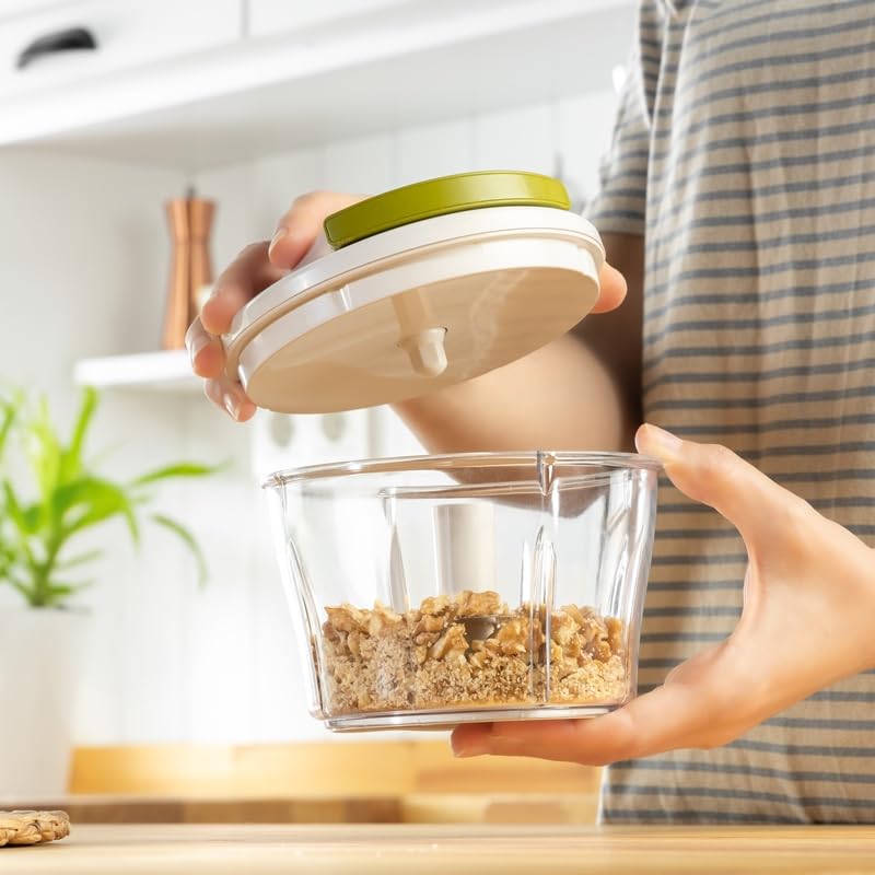 Orret Home 700 ml 3 Bıçaklı İpli Rondo – Çekmeli Doğrayıcı, Hızlı ve Pratik Sebze Doğrama, Paslanmaz Çelik Bıçaklı, Ergonomik ve Kolay Kullanım PP Plastik
