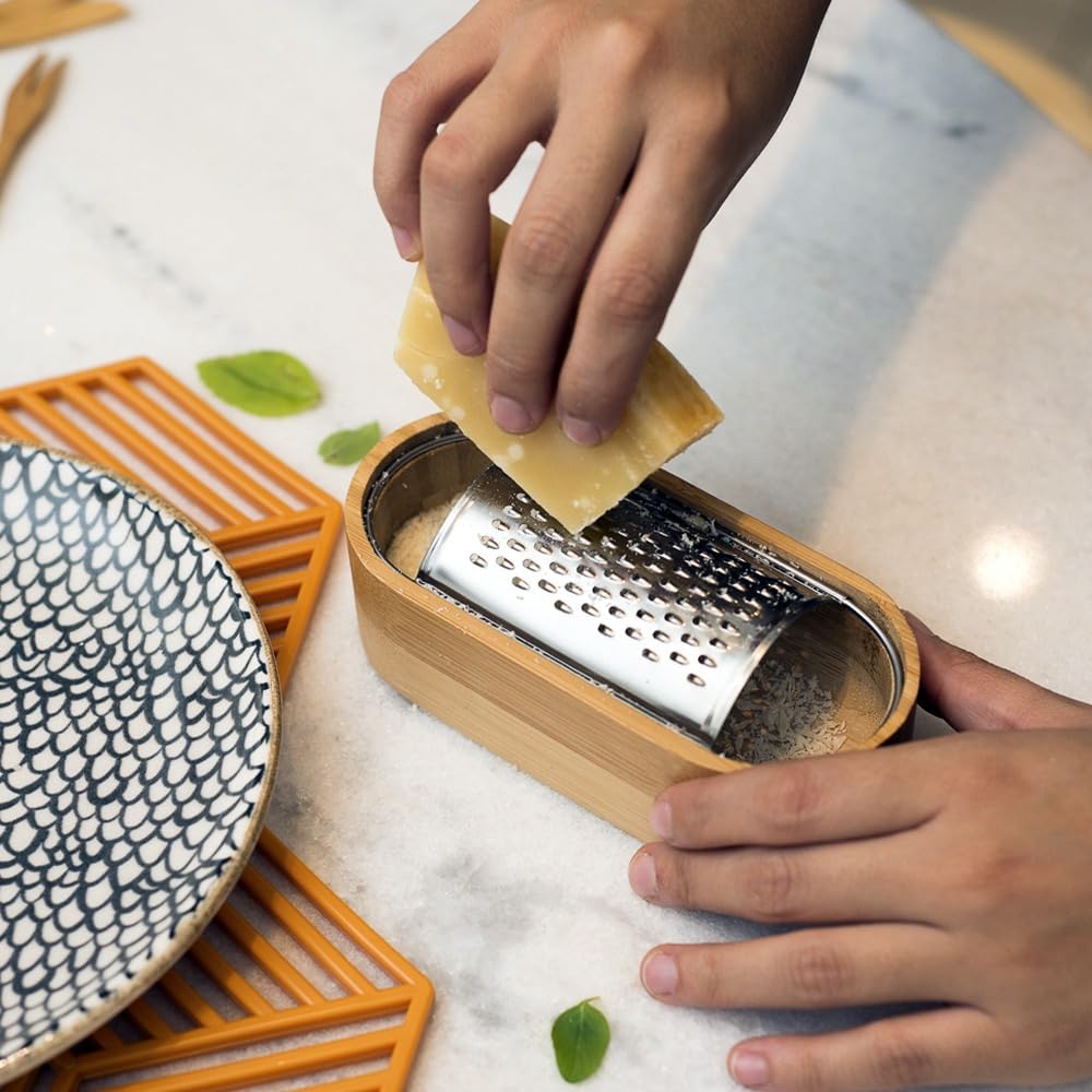 Deconox Bambu Sarımsak, Peynir Rendesi ve Saklama Kavanozu, Paslanmaz Çelik ve Bambu Malzemeden Üretilmiştir. Rendelenmiş Peynirin Dağılmadan Servis Edilmesine Yardımcı Olur. (15cm*4cm*7cm)