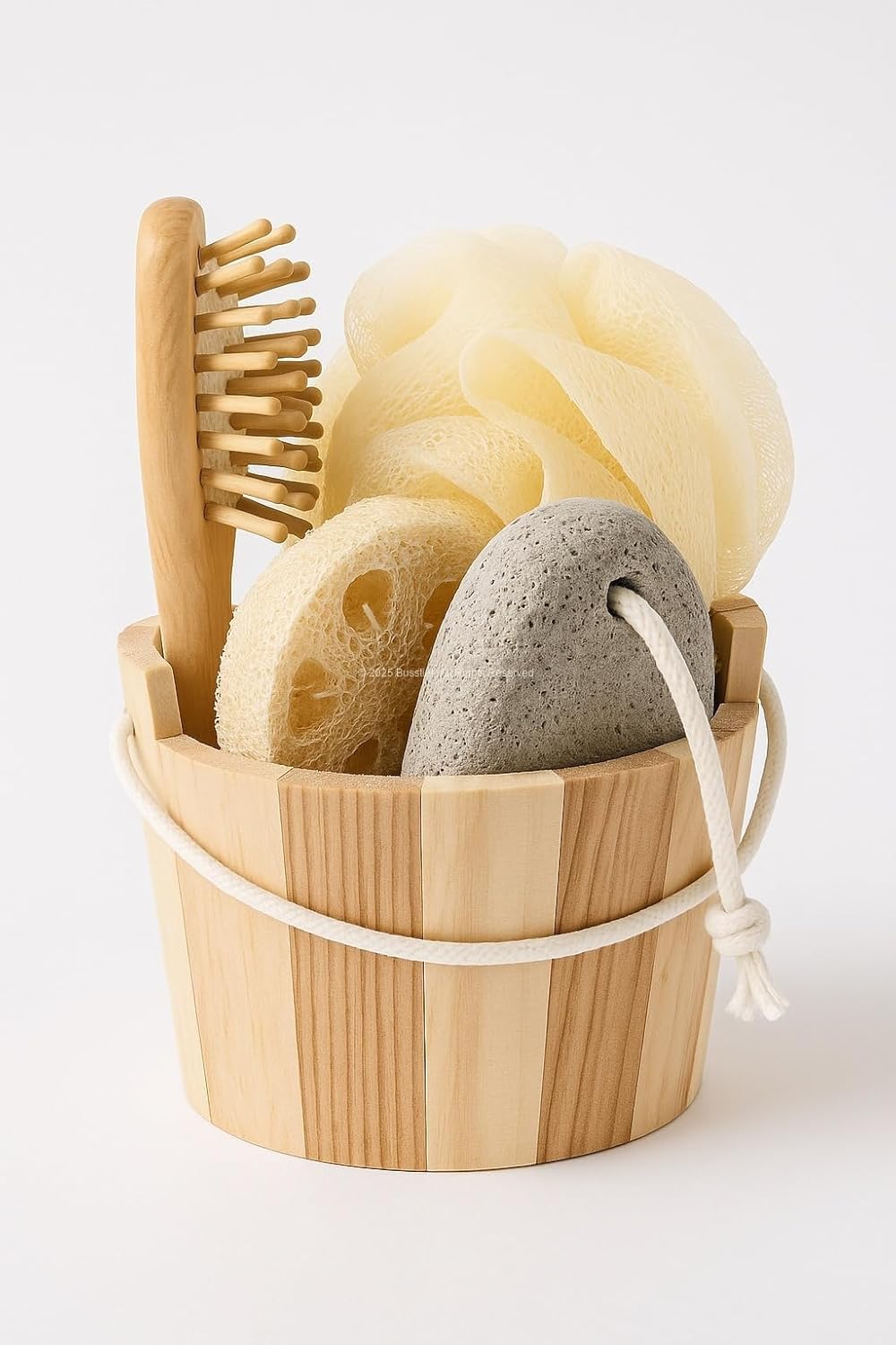 Busstier Rustik Ahşap Kovada Banyo Seti, Yumuşak Köpüren Lif, Doğal Kabak Lifi, Ponza Taşı ve Ahşap Masaj Tarağı, Cilt Bakımı ve Duş Keyfi İçin Spa Bakım Seti