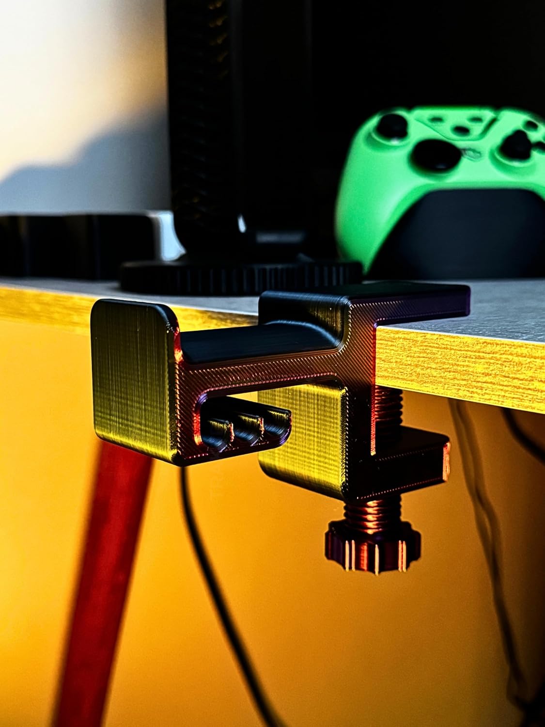 TRAK3D Siyah-Mor Asılabilir Kulaklık Standı | 3D Premium Tasarım | Gamer Masa Kenarı Aksesuarı | Galactic Shade Limited Edition (Montaj videosunu izlemeden kullanmayın)