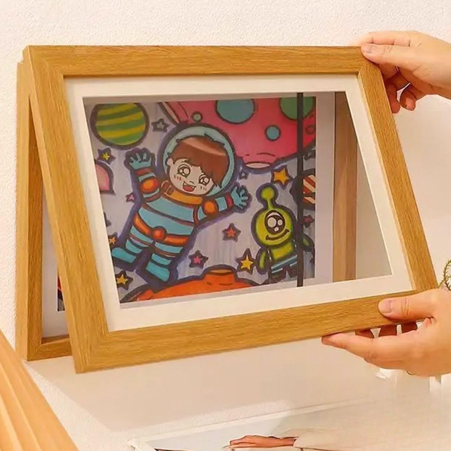 Animokids Çocuk Resim Sanat Çerçevesi – Mıknatıslı Kapaklı, Duvara Asılabilir, Etkinlik Sergileme Çerçevesi, Çocuk Çizimleri için Katlanabilir Çerçeve, A4 (Ahşap)