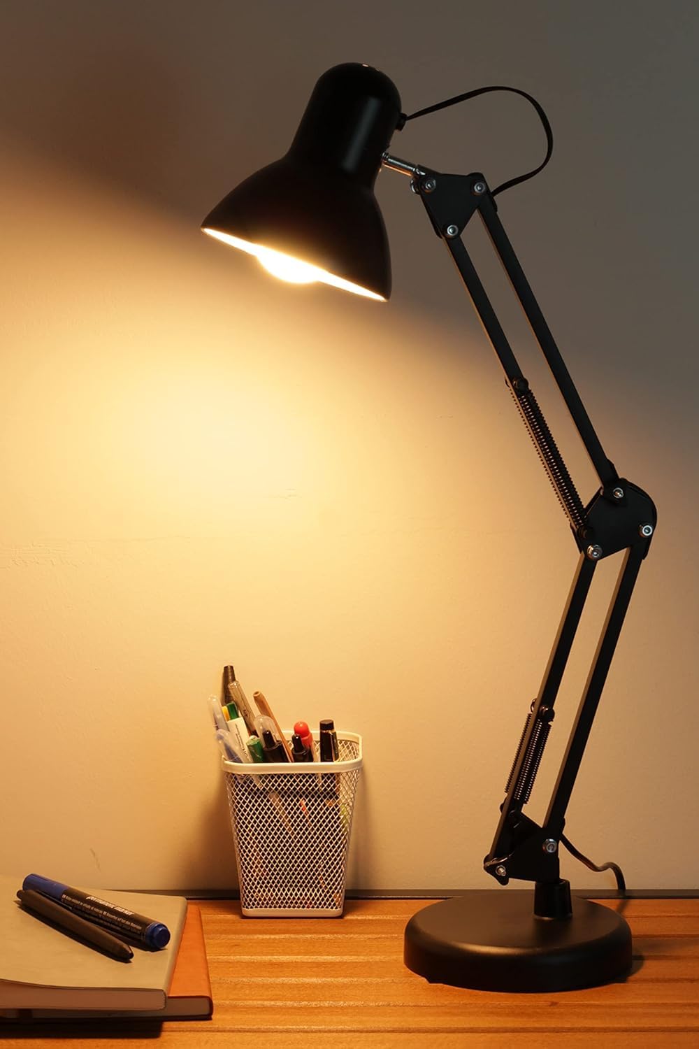 Orret Home Akrobat Tertial Masa Lambası – 360° Hareketli Oynar Başlıklı Metal Gövde, Masa Üstü Çalışma ve Kitap Okuma Lambası, Sağlam Malzeme ile Uzun Ömürlü Aydınlatma-Ev Tipi Ampül (Siyah)