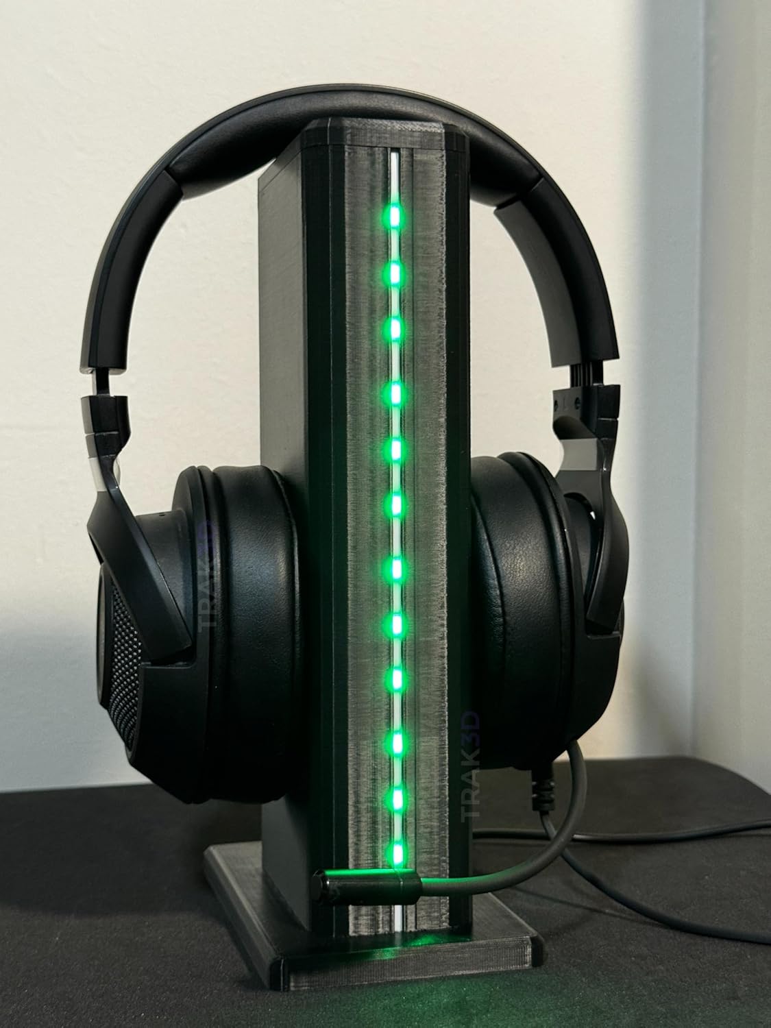 TRAKTIC X1 – RGB Işıklı Gaming Kulaklık Standı | Remote Controller, USB Güç Bağlantılı, Masaüstü Kulaklık Standı, Dayanıklı Oyun Kulaklığı Tutucu, PC Oyuncu Kulaklık Aksesuarı için Premium Tasarım