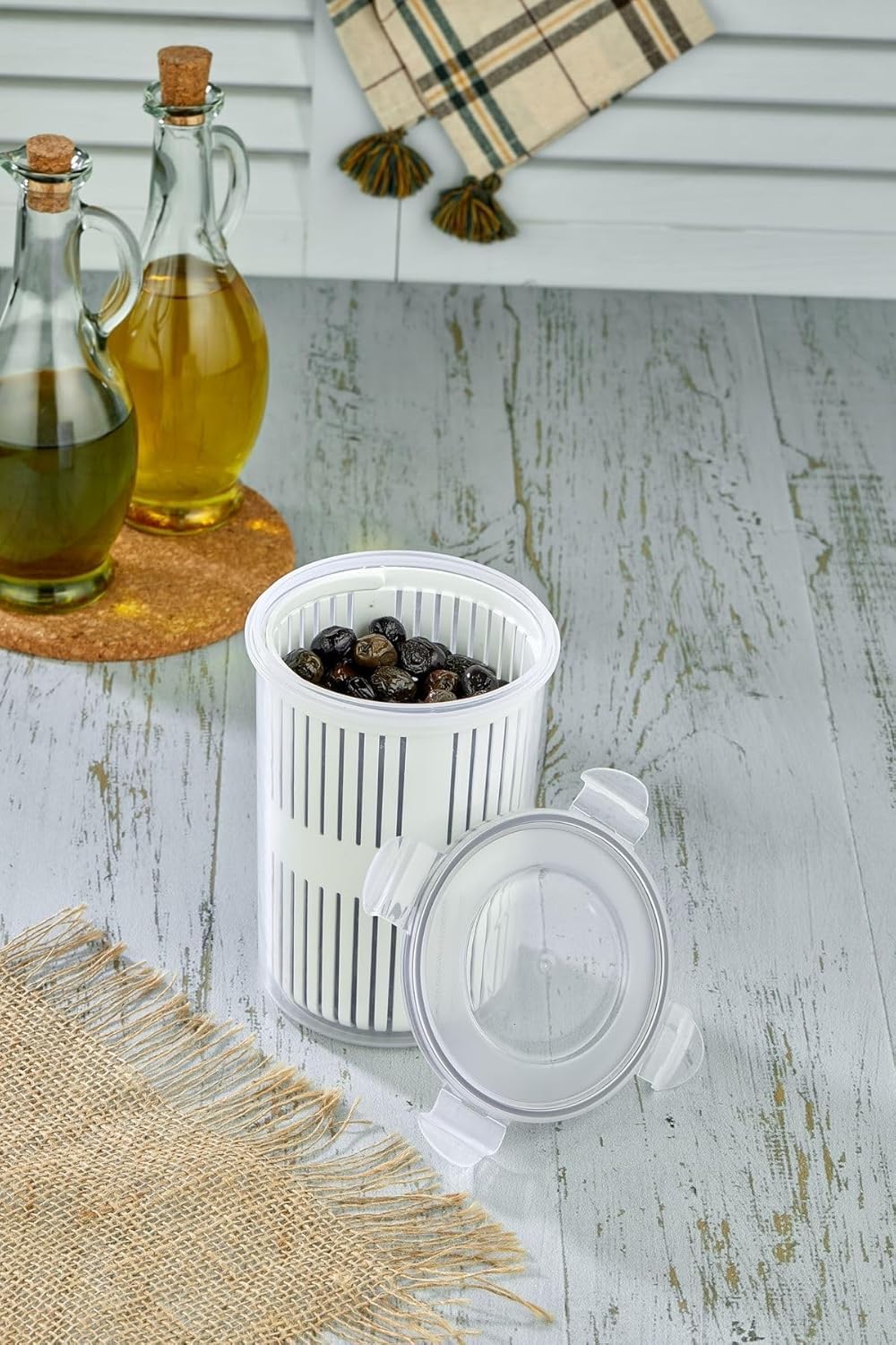 Orret Home Zeytinlik ve Turşuluk Saklama Kabı – 1,5 Lt Süzgeçli, Contalı ve Klipsli Kapaklı Saklama Kabı, Hava ve Sıvı Geçirmez, Zeytin, Turşu ve Gıda Saklama Kabı