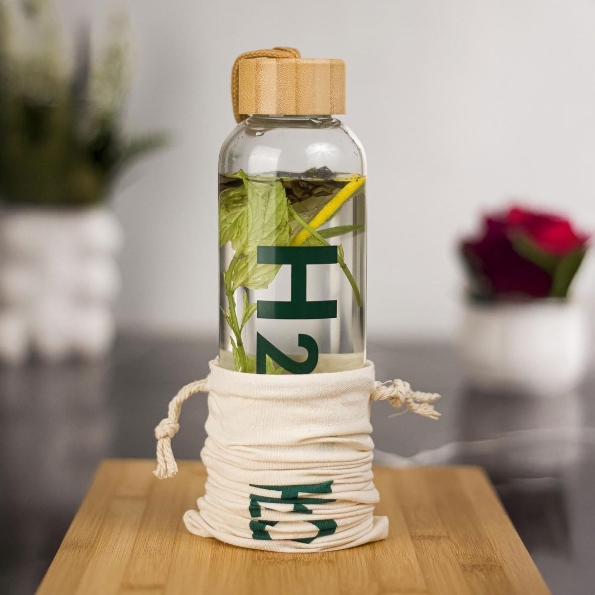 Deconox 600ML Bambu Kapaklı Cam Matara – Ham Bez Koruyucu Kılıflı Sızdırmaz Borosilikat Cam Şişe | BPA ve Kurşunsuz Su Şişesi | Spor, Ofis, Seyahat İçin Sağlıklı ve Çevre Dostu Matara