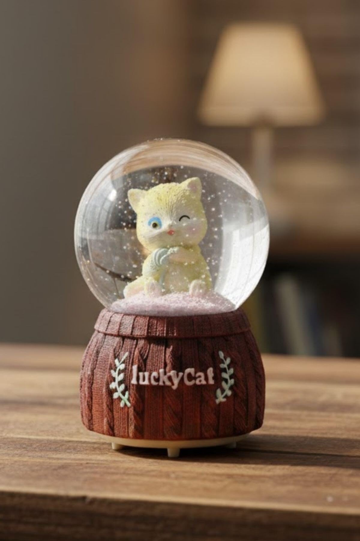 BUFFER® Pilli Işıklı Müzikli Kar Küresi–Şanslı Kedi Figürlü Eğlenceli Masaüstü Biblo, LED Aydınlatmalı Dekoratif Hediyelik Kar Küresi
