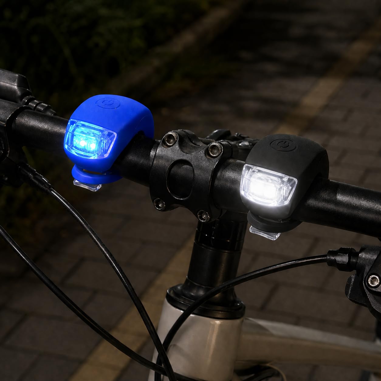 Orret Home 2 Adet Bisiklet Işığı Seti LED Flaşör – Ön Arka Bisiklet Lambası, USB’siz Pilli Işık, Su Geçirmez Bisiklet Aydınlatma, Silikon Gövdeli Güvenlik Işığı