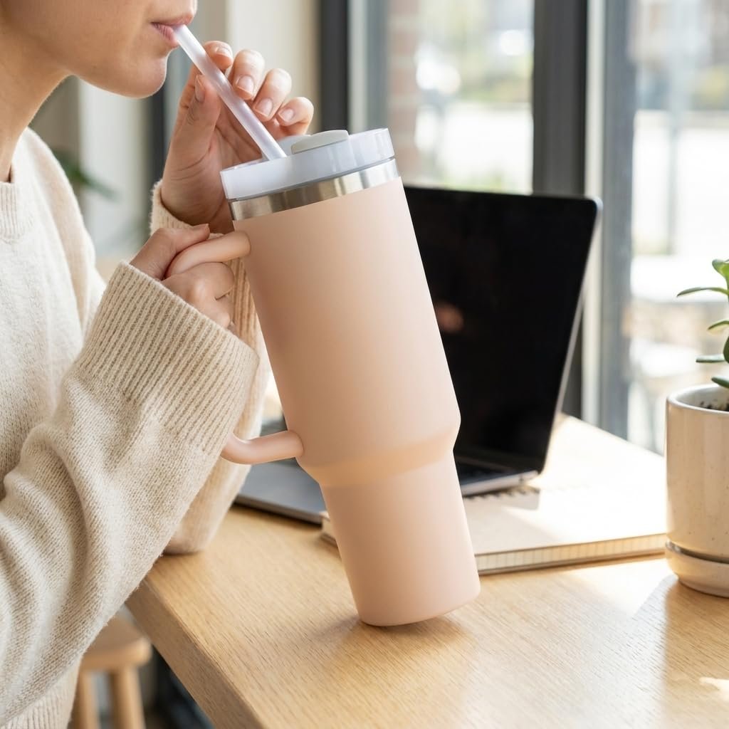 Deconox 1200 ML Kapasiteli Paslanmaz Çelik Termos Kupa - Entegre Pipetli, Geniş Kulplu, Çift Duvar Vakum Yalıtımlı, Araç İçi Bardaklık Uyumlu Seyahat Matarası ve Çelik Suluk (PEMBE)